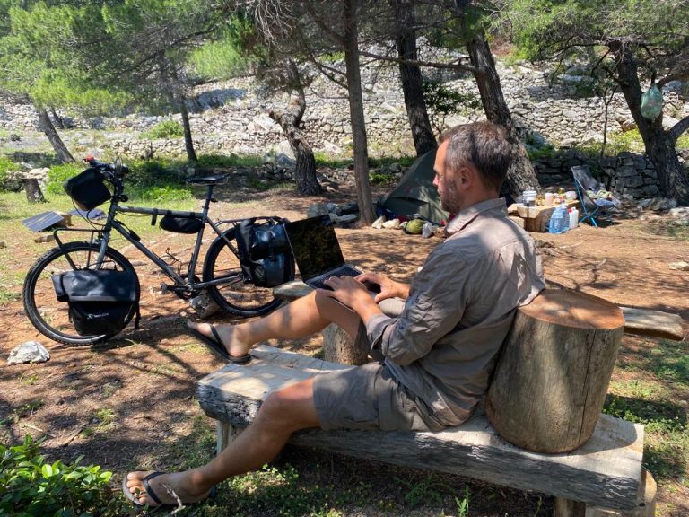 En la ruta digital - Entrevista con Sylvain, nómada digital en bicicleta
